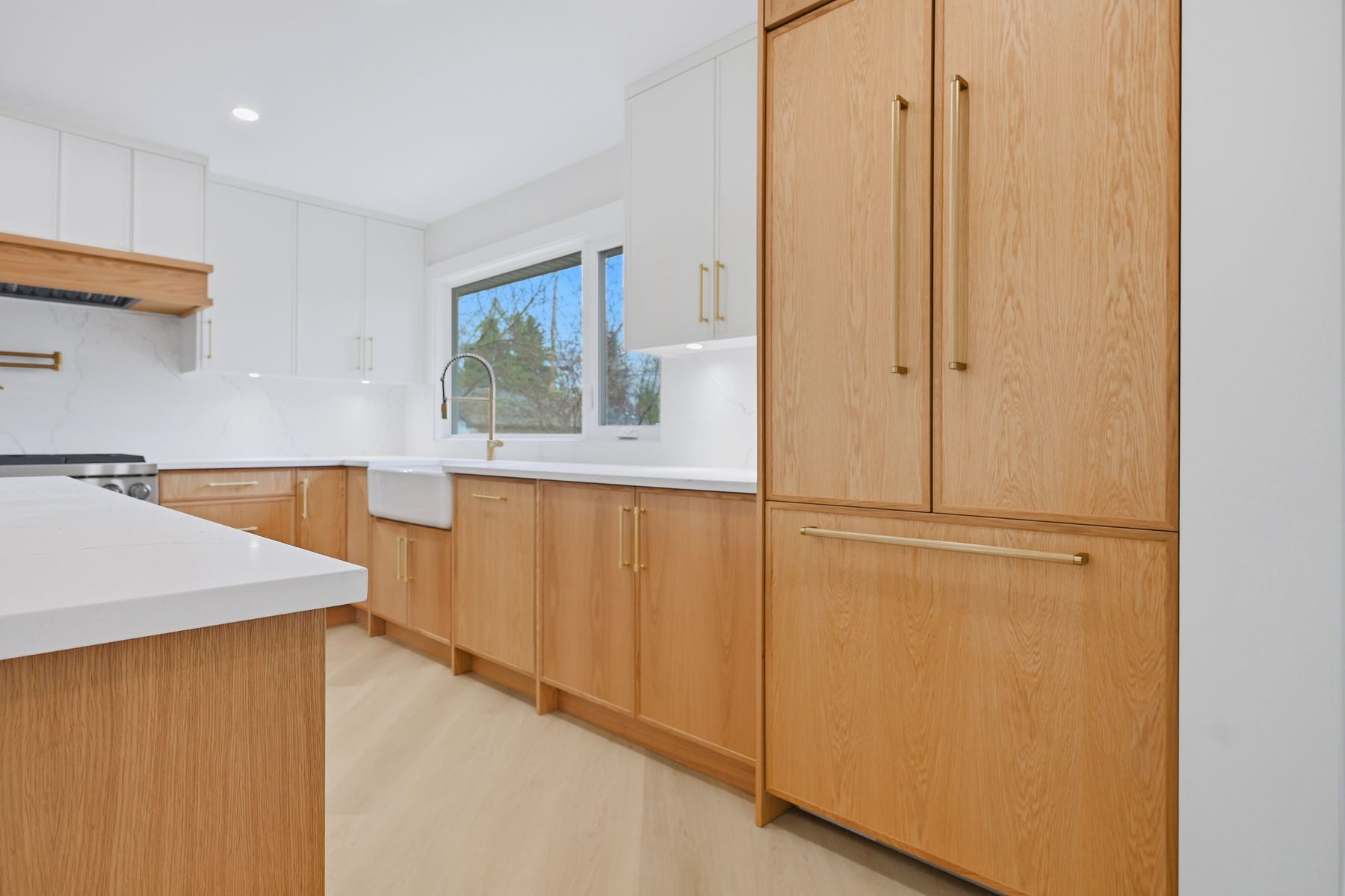 Integrated fridge wall in white oak